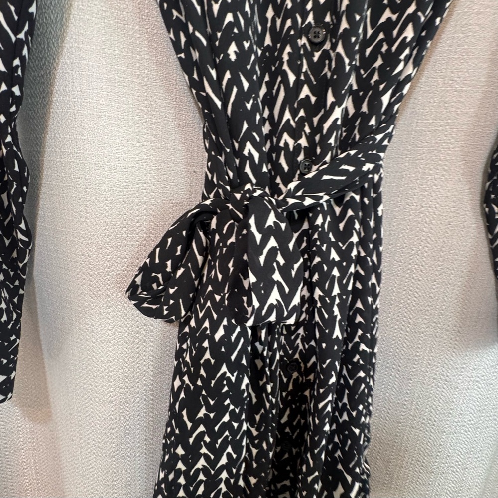 Express black and white zig zag pattern long sleeve midi dress with tie waist - Picture 6 of 6